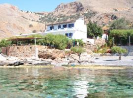 Taverna Akrogiali, hotelli kohteessa Loutro