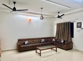Nisarg - With kitchen & Cradle Home Stay, hotel amb aparcament a Bhuj