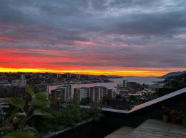 Sunset Penthouse with a Large Terrace & Fjord View, hotel en Sandnes