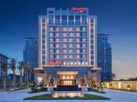 琼海高铁站希尔顿欢朋酒店, hótel í Qionghai