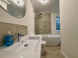 Ascot Stylish 3 Bedroom House with Driveway, hotel di Ascot