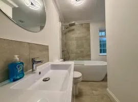 Ascot Stylish 3 Bedroom House with Driveway