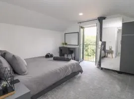 The View - Peaceful Duplex Apartment with Views, Parking & Wifi