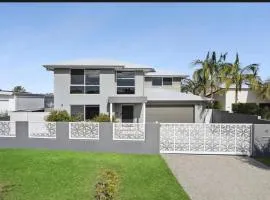 Spacious house 8 bedroom 5 bathroom 3 living areas & heated pool