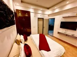 Luxurious-STAY-swimming pool