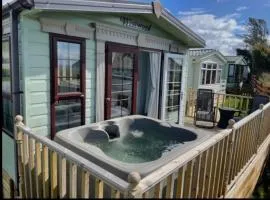 'Sunset Lodge' Peaceful Coastal Retreat with Hot Tub