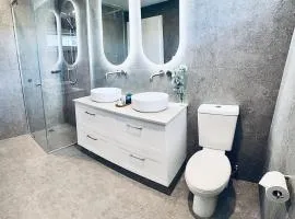 Newly renod, 2living, 3bath, big decks, bbq, pets