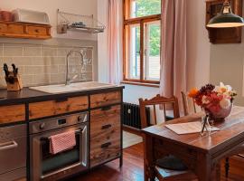 Individuelles Kreativ-Apartment direkt am Kochelsee, hotel en Kochel