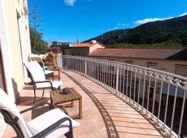 Apt 8, 2ème étage, charmant studio climatisé, tout confort avec terrasse ensoleillée plein sud