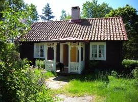 Charming cottage in the middle of the forest, hotel u gradu 'Mjösebo'