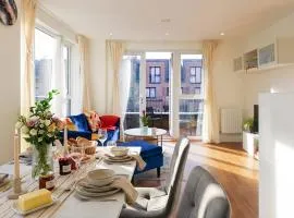 Modern 2-Bedroom Flat with Balcony