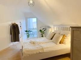 Zentrale, designer Maisonette Wohnung, 2 Schlafzimmer, Galerie und Wohnzimmer mit Schlafsofa, kinderfreundlich, Smart TV