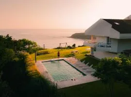 Wishome-Villa sobre el mar en Comillas con piscina privada