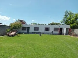 4-bedroom farmhouse, 2 suites, large outdoor space