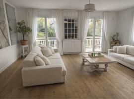 Villa for 10, heated pool jacuzzi, Bordeaux getaway, hotel a Latresne