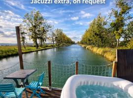 Cottage flottant nature, Jacuzzi Privé en supplément près de Dijon, hotel u gradu Ouges