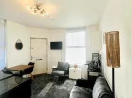 Comfy Suffolk Base with Parking & Fast WiFi