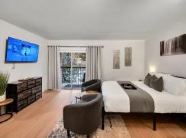 Upscale Midtown Studio and Private Balcony