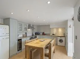 Modern Townhouse with Private Parking Dartmouth