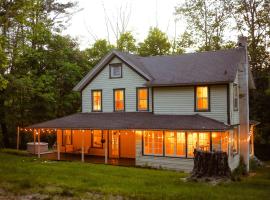 The Swiss Hill Farmhouse - 5 Bedrooms w Hot Tub, hotel v destinaci Jeffersonville