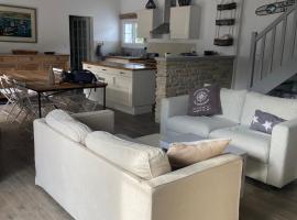 Grande maison familiale à Chaucre - 500 m de la plage surveillée: Chaucre şehrinde bir otel