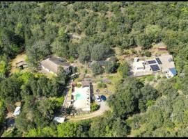 Gîtes des Jardins de Valaurie, hotel en Corbés