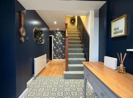 Large stylish home with Games room 5 bedroom sleeps 11 free WiFi and parking, hotell sihtkohas Morley