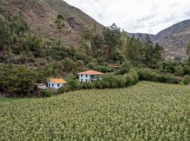 Country house in nature in Sacred Valley, hotel a Huayllabamba
