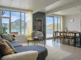 Modern seafront cabin with sauna 8 mins to Leknes