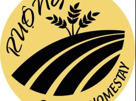 Ruộng Homestay, מלון בCao Phong