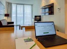 Hotel Jardines de Uleta Suites，維多利亞的附設泳池的飯店