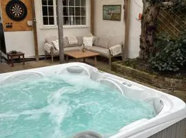 Large family home, sea view, hot tub, beach 5 min walk, dog friendly