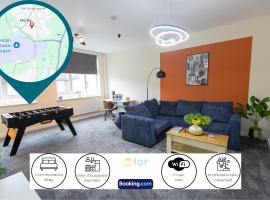 Large 2 Bedroom Apartment By The One Retreats Short Lets & Serviced Accommodation Horley Close To Gatwick Airport, hotel di Horley
