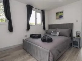 The Cabin - Private Car Park with CCTV - Fast WiFi - Peaceful Retreat with Views for Business or Couples