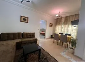 Ennasr City - Appartement Très Propre avec WiFi Fibre et Emplacement Idéal et Calme - Chaines International - Series et Films Netflix - Proche Commerces et Restaurants Rue Hedi Nouira - Service Navette