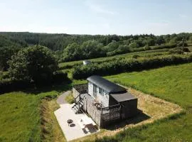 Charming Hut with Outdoor Bath & Decking Sea Views