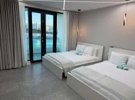 Oceanview Sub Penthouse, Walk to Beach & Pool