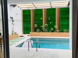 Charmante villa avec piscine à toit ouvrant, hotel i Yasmine