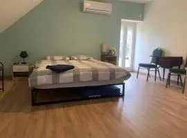 Grande chambre confortable