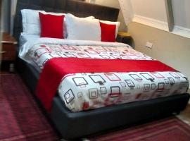 Kukis Place, 5 bedrooms, whole compound, хотел в Embu