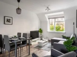 Spacious 3BR Apartment, Near Gerrards Cross, Free Parking, Fast WIFI