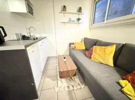 Little Parisian Hideaway for Two - Smart City Base