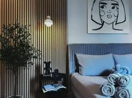 Stylish 3 Bedrooms Home • Private Patio & Parkin