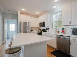 Coastal Quarters in Bluffton - Dog Friendly! Bluffton Park Lowcountry Charmer