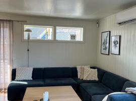 Cozy ground floor in house, Hotel in Harstad