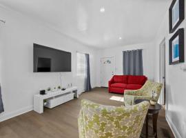 SW Detroit 3BR | 5–10 Min Downtown + Parking、ディアボーンのホテル