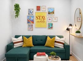 Private 2BR Lake Suite - Chestermere - Sleeps 6 – hotel w mieście Chestermere