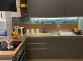 Casa FATA MELANIA-free parking-self check in, hotel u gradu 'Tavernerio'