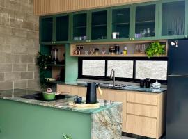 Casa de Bloco-Banheira & Design Industrial, hotel sa Vilhena