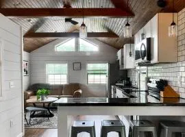 Upscale Cabin w Beach Near Lake of Egypt